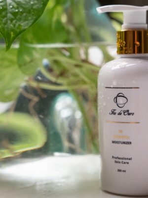 Fio de Ouro B5 Vitamin Cream Intensive Moisturizer bottle with leaves