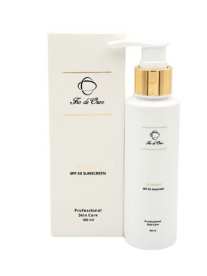 Applying Fio de Ouro UV Protect Daily Face Sunscreen SPF 50 in Dubai sun