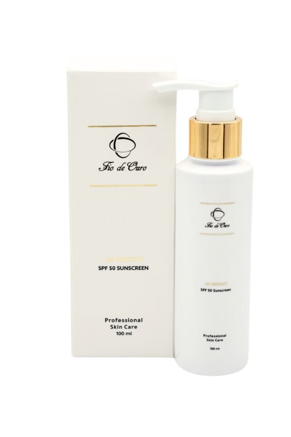 Applying Fio de Ouro UV Protect Daily Face Sunscreen SPF 50 in Dubai sun